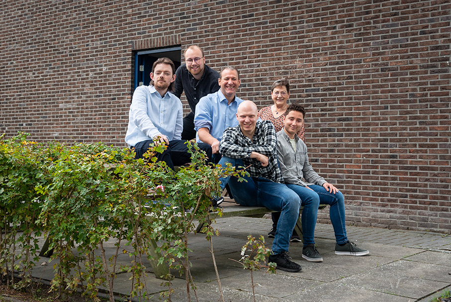 Team van JK Webdesign op poserend om een picknicktafel